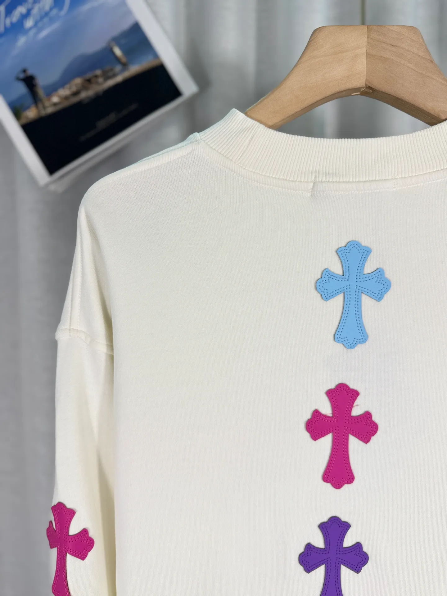 P260 top version, real shot without P, ​​different from market currency) 𝗖𝗵𝗿𝗼𝗺𝗲 𝗛𝗲𝗮𝗿𝘁𝘀/Cro Heart 2025 washed patch embroidery autumn and winter new original single counter American laser burnt 3D three-dimensional color embroidered couple casual sweatshirt 👑The highest version! Customized fabric 420g tripe terry fabric! American acid-washed and distressed original fabric laser burnt ✟appliqué embroidery and exquisite embroidery of letters! The best-selling model in the counter, very comfortable to wear. Accessories: original molded and authenticated collar label➕100% silk wash label. Genuine purchase-grade original hangtag➕matching hanging rope➕3D hanging beads➕original packaging bag. Craftsmanship: The original version has consistent wiring! The highest version of the armhole matching technique! Color: White Black Size: S M L XL Style No.: 9303